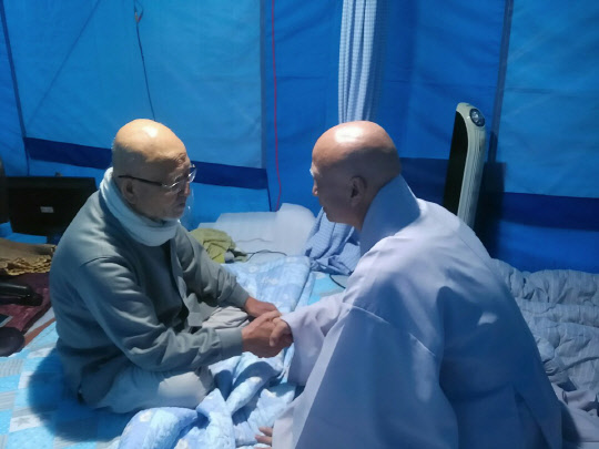 대한불교조계종 총무원장인 설정 스님(오른쪽)이 10일 오전 서울 조계사 옆 우정공원에서 21일째 단식 중인 설조 스님을 만나 단식 중단을 요청하고 있다.  조계종적폐청산시민연대 제공